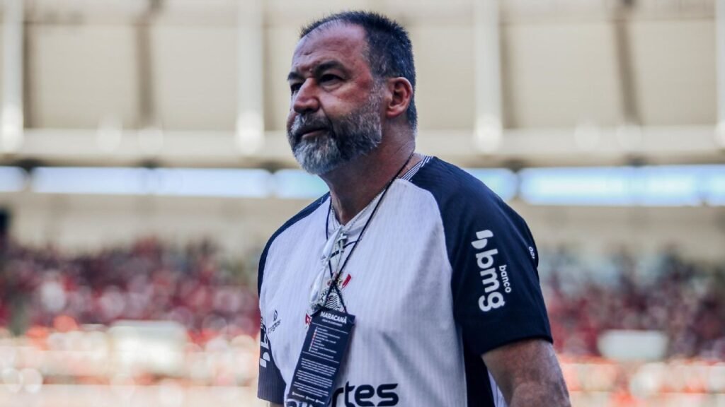 Corinthians tem muros do Parque São Jorge pichados em protesto