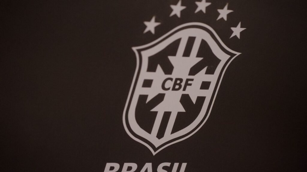 Deputado tenta proibir uniforme vermelho da seleção com projeto de lei