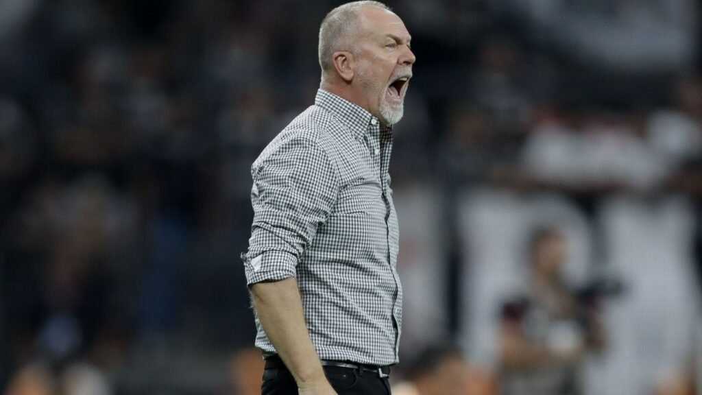 Grêmio anuncia Mano Menezes como novo técnico para 2025
