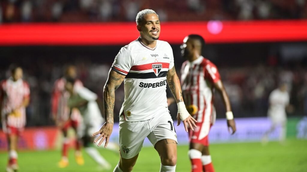 Luciano dá fim a jejum e comanda virada do São Paulo sobre Náutico