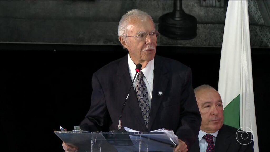 Quatro dias após ser diagnosticado com Covid-19, Sarney apresenta 'melhora importante' no quadro de saúde, diz boletim