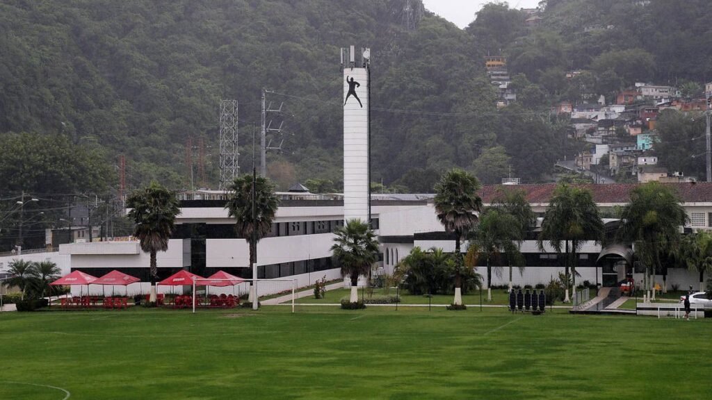 Torcida do Santos invade treino após nova derrota no Brasileirão
