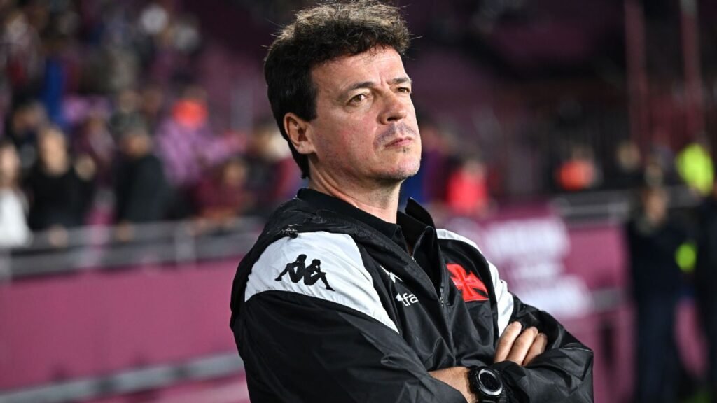 Após derrota em estreia, Diniz faz elogios a elenco do Vasco: 'Temos time'