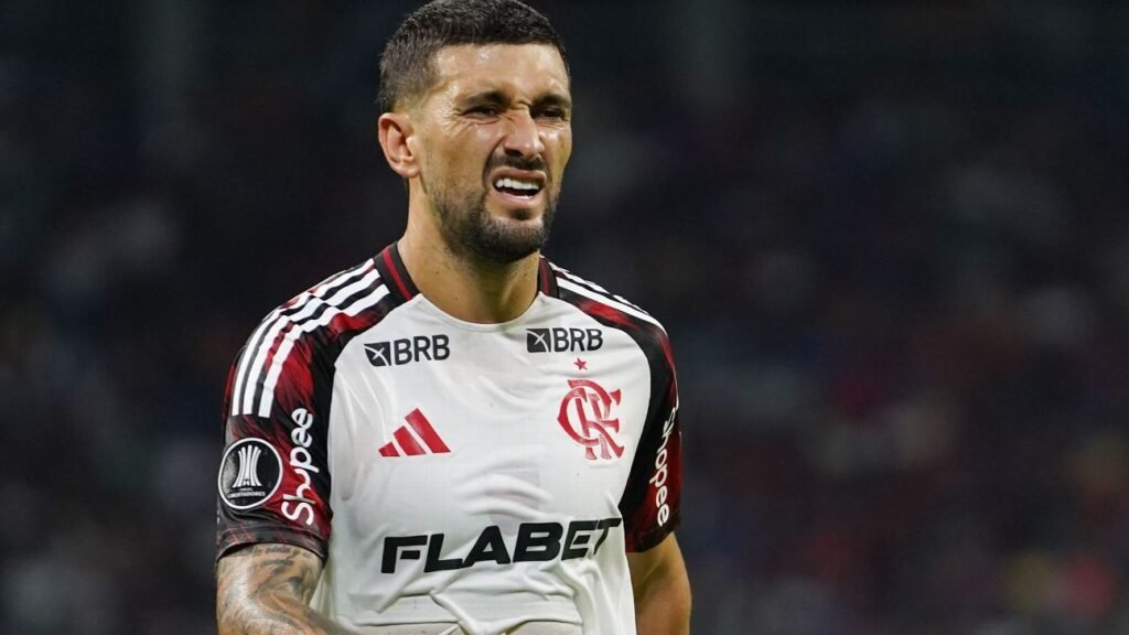 Arrascaeta rebate post sobre 'clima de crise' no Flamengo e solta até palavrão