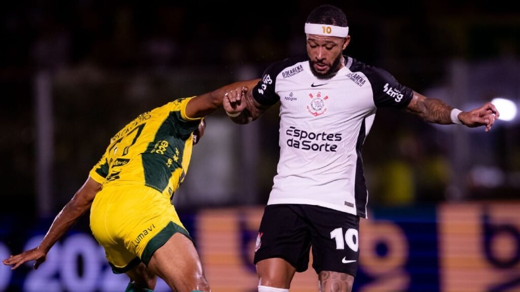 Atacante do Mirassol detona Memphis Depay por pênalti com cavadinha