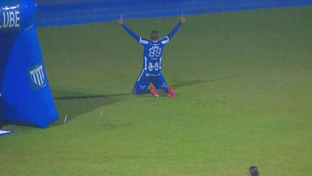Avaí vence Chapecoense com gol inusitado na Série B do Brasileirão