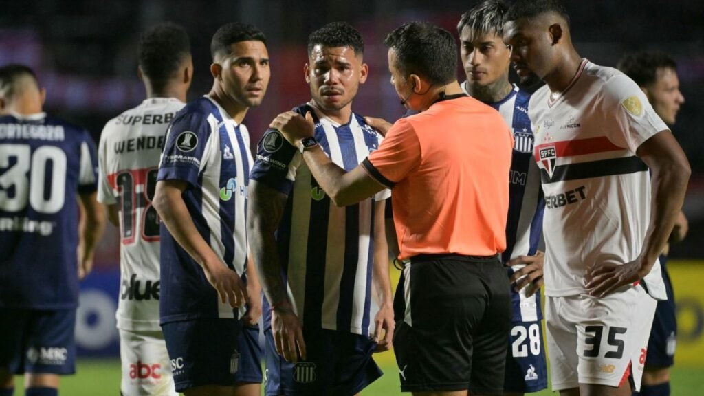 Bobadilla terá reunião no São Paulo após ser acusado de xenofobia