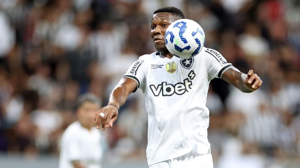 Botafogo leva golaço, perde para o Capital mas vai às oitavas da Copa do Brasil