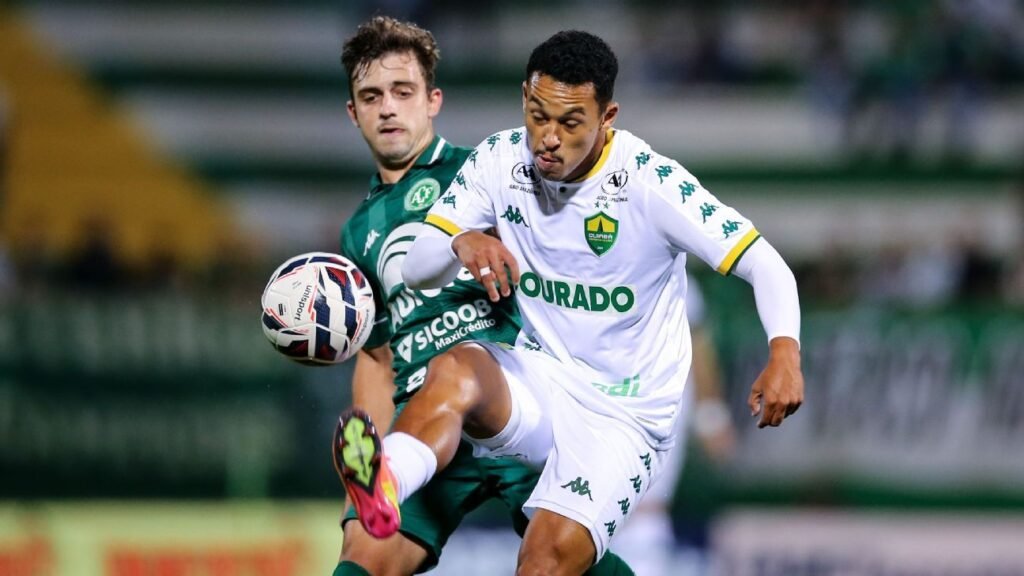Chapecoense vence Cuiabá e volta ao G-4 da Série B do Brasileirão
