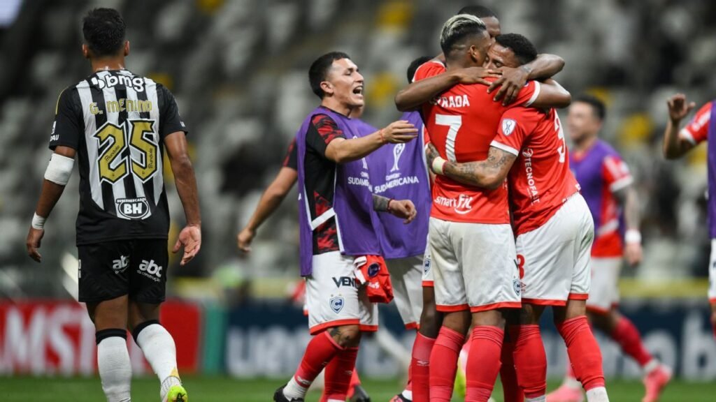 Cienciano cutuca Atlético-MG: 'Nos colocaram em um campo de fut7...'