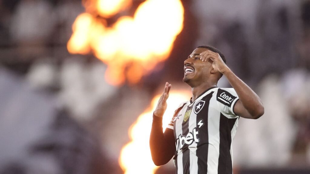 Com 'chuva de golaços', Botafogo atropela o Internacional pelo Brasileirão