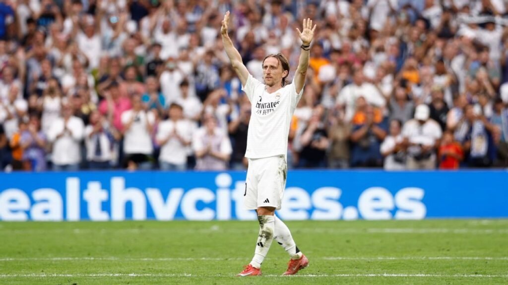 Com homenagens a Ancelotti e Modric, Real encerra LALIGA com vitória
