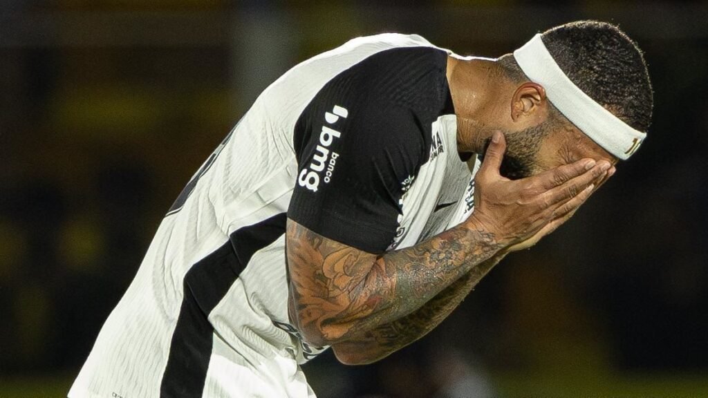 Depay perde pênalti e Corinthians sofre virada do Mirassol