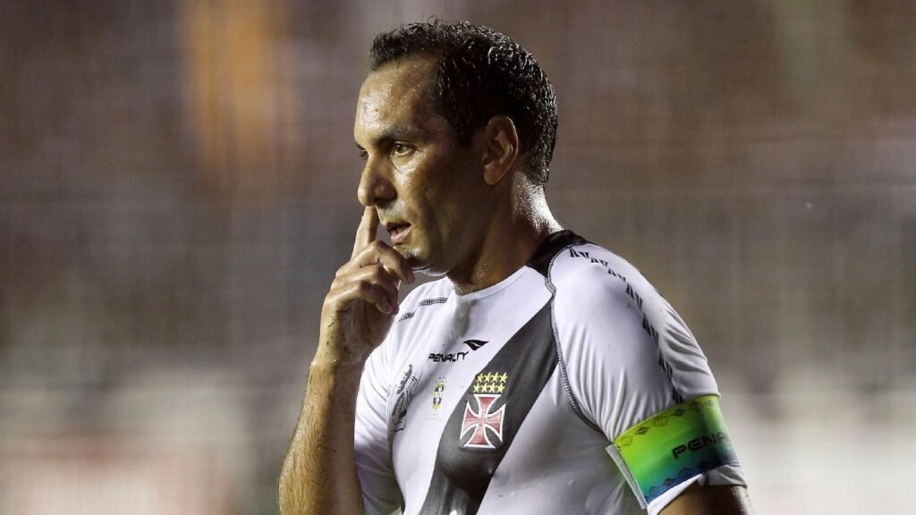 Ex-Vasco 'culpa' Edmundo por rebaixamento e detona em desabafo: 'Um covarde'