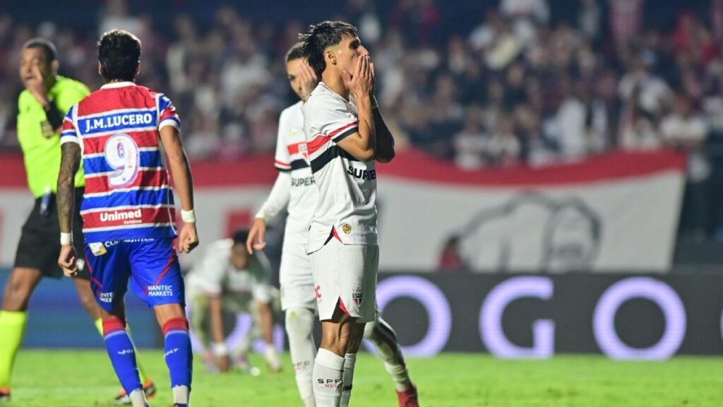 Ferreirinha perde pênalti, e São Paulo empata com Fortaleza no Brasileirão