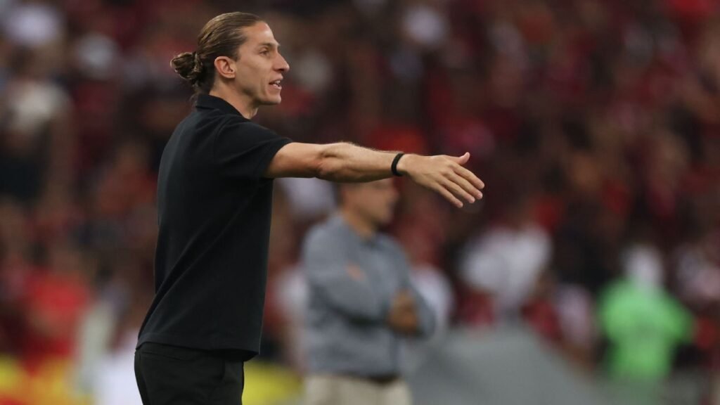 Filipe Luís cita jogadores do Flamengo 'no limite' e é sincero sobre calendário