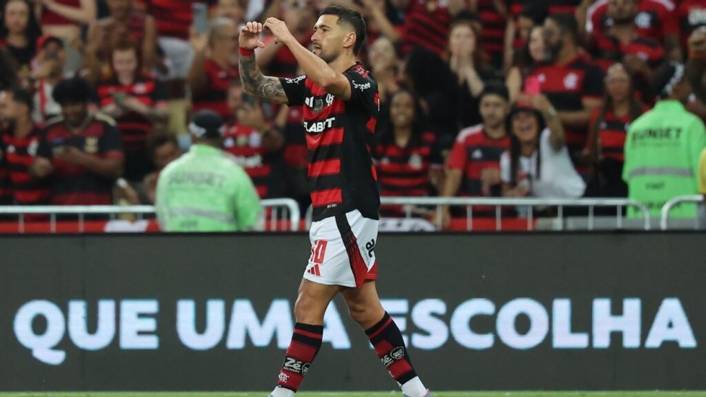 Flamengo vence Bahia e 'seca' Palmeiras para seguir líder do Brasileirão