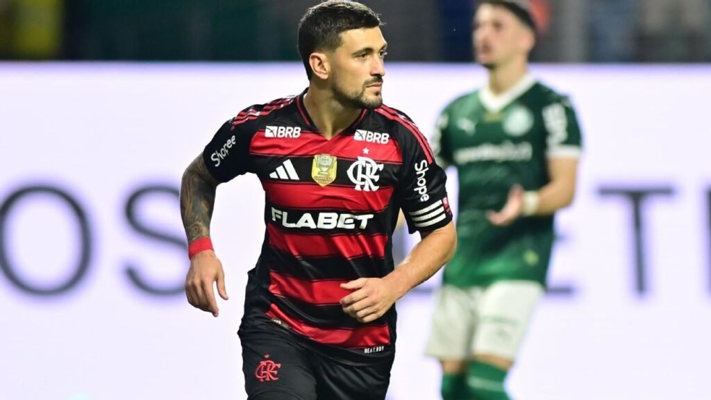 Flamengo vence Palmeiras e encosta na liderança do Brasileirão