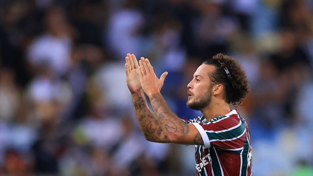 Fluminense vence Vasco de virada e encosta no G-4 do Brasileirão