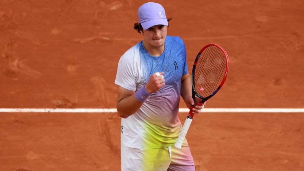 João Fonseca fala em 'sonho de repetir Guga' após primeira vitória em Roland Garros