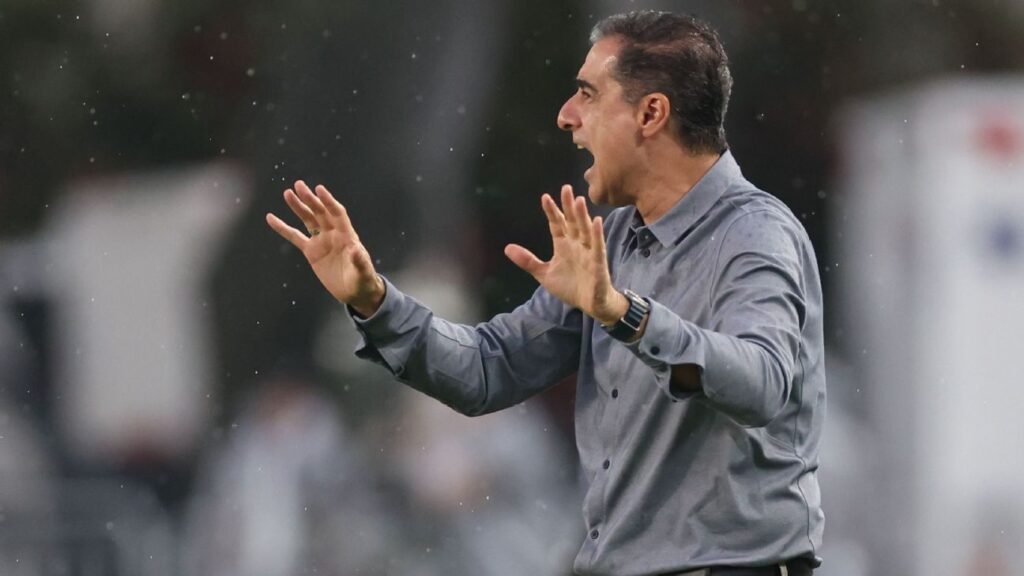Paiva comenta pressão no Botafogo: 'Se influenciar meu trabalho...'