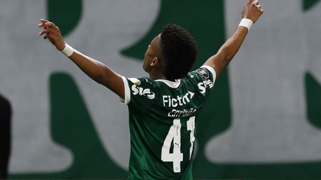 Palmeiras goleia e fecha campanha perfeita na Libertadores