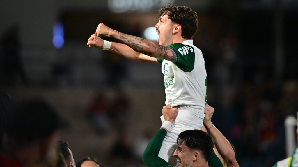 Palmeiras vence Red Bull Bragantino e se isola na liderança do Brasileirão