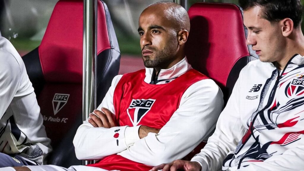 São Paulo: Lucas vai a especialista em joelho e não tem prazo de volta