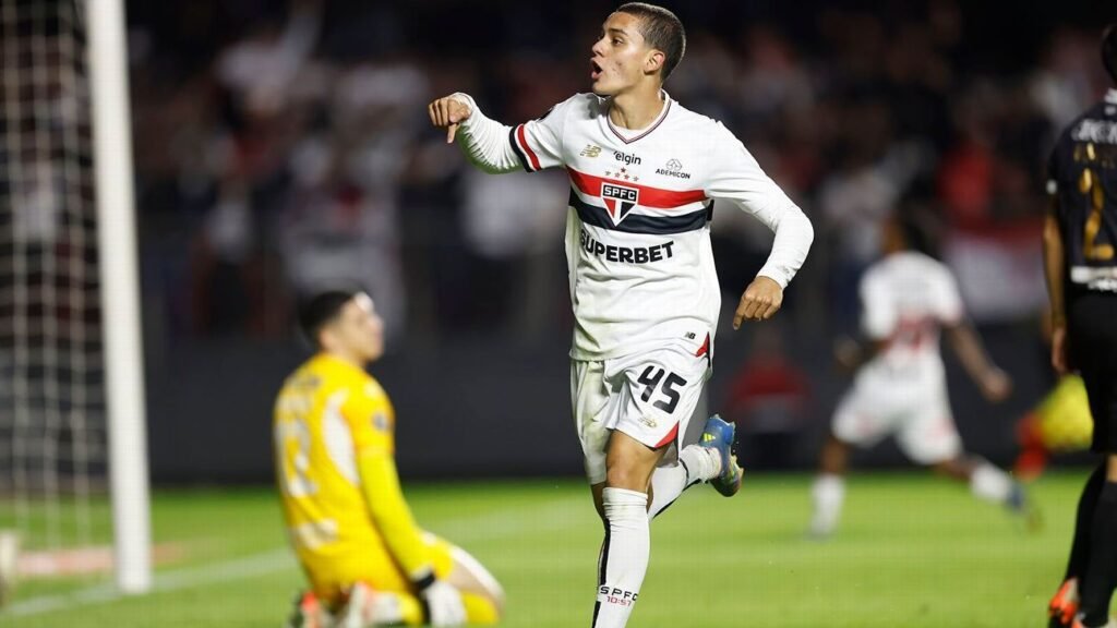 São Paulo renova contrato do atacante Lucca até 2028
