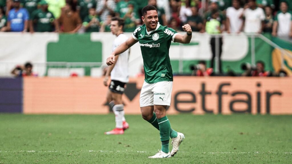 Vitor Roque marca, e Palmeiras vence Vasco no Brasileirão