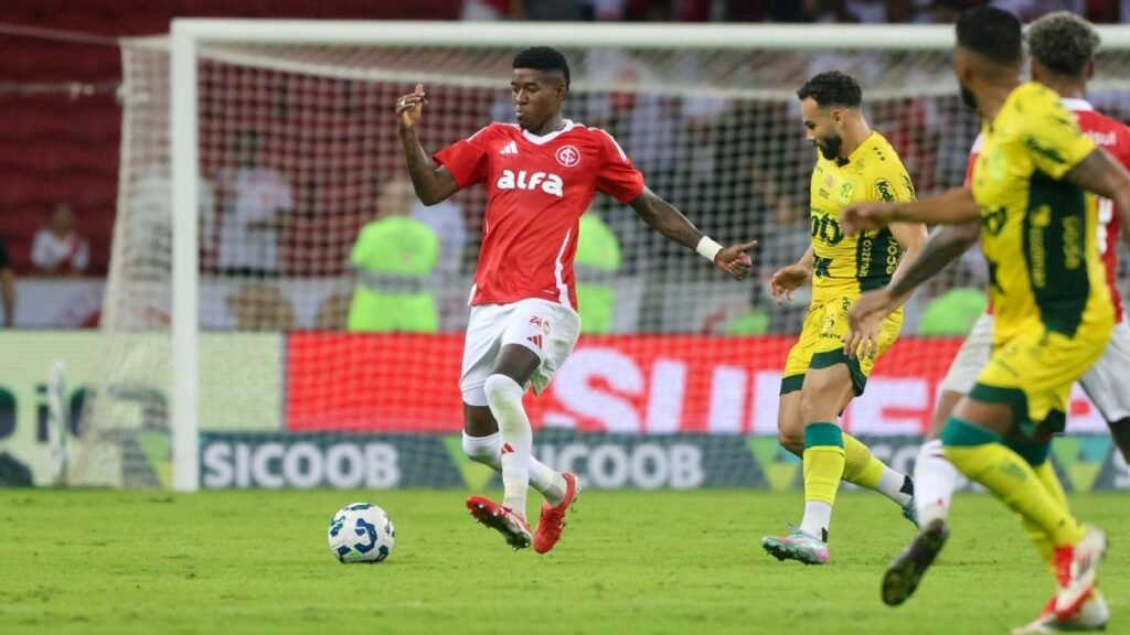 Zagueiro do Inter desabafa e cobra grupo após empate com Mirassol