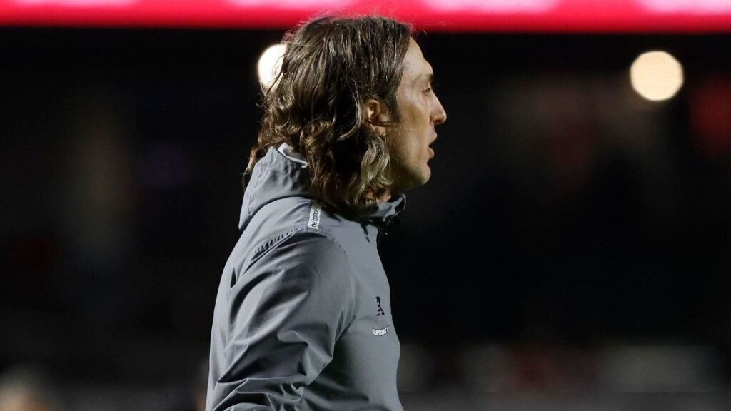 Zubeldía rebate pergunta após empate do São Paulo: 'Assunto que já está entalado'