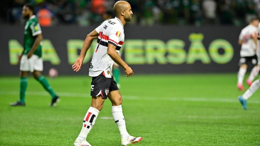 Zubeldía revela conversa com Lucas sobre gramado sintético