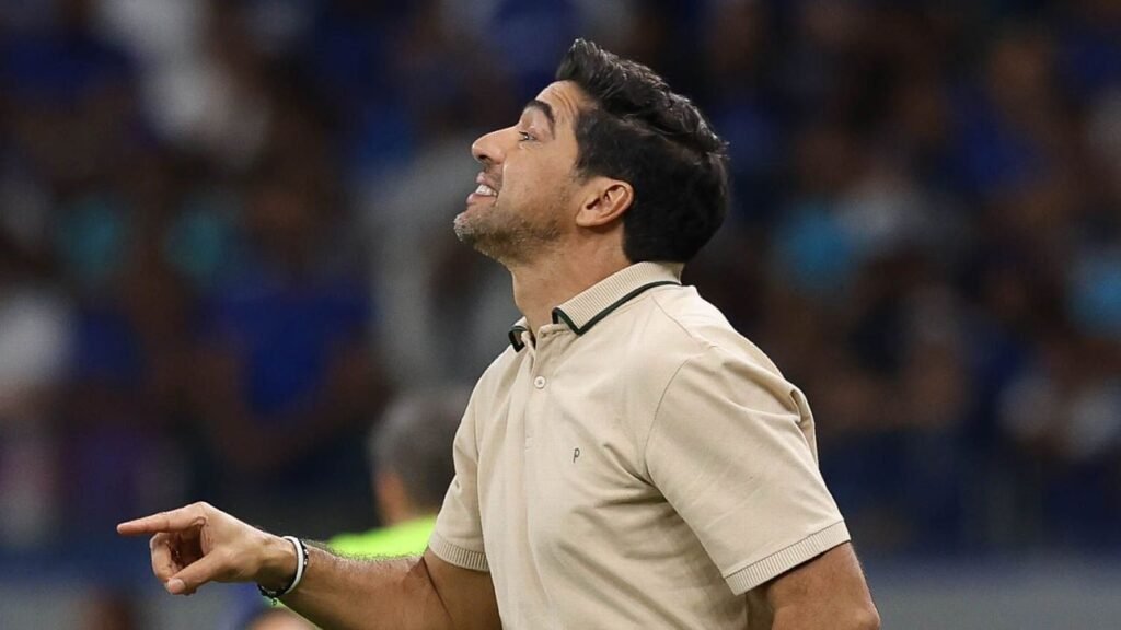 Abel se explica após polêmica com câmera em derrota do Palmeiras