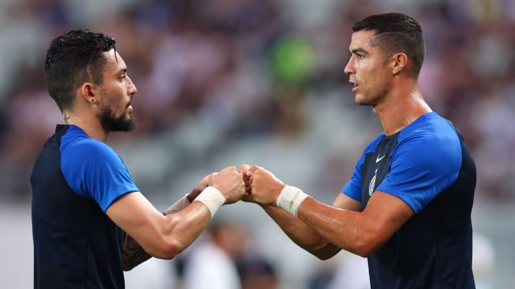 Alex Telles revela que pediu a CR7 para fechar com o Botafogo: 'Vem ser feliz'