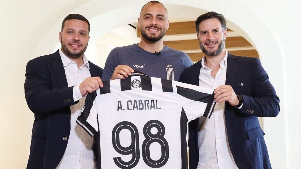 Arthur Cabral lembra gafe antes de assinar com Botafogo e evita comparação