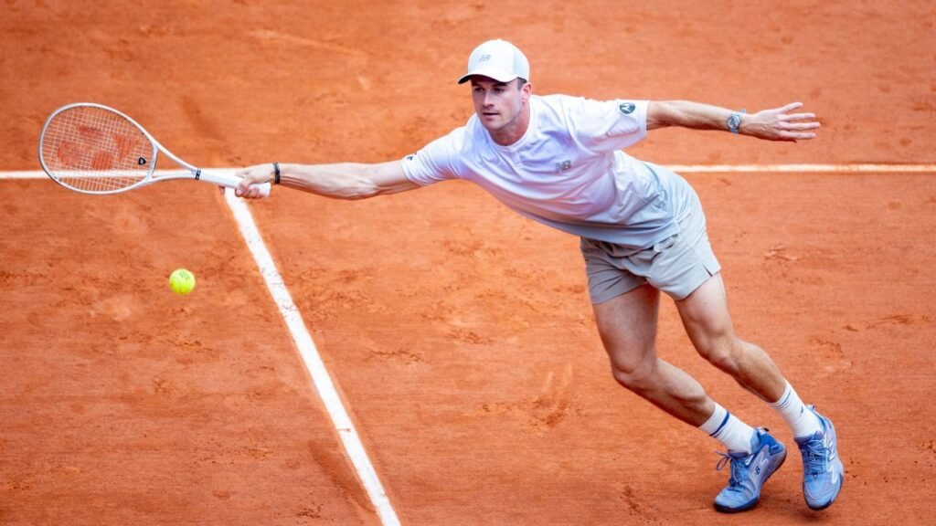 Campeão juvenil superou alcoolismo e tenta parar Alcaraz em Roland Garros