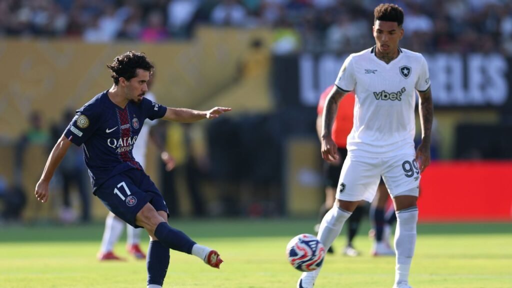 'Chutão' para o ataque: entenda a saída de bola inusitada do PSG contra Botafogo
