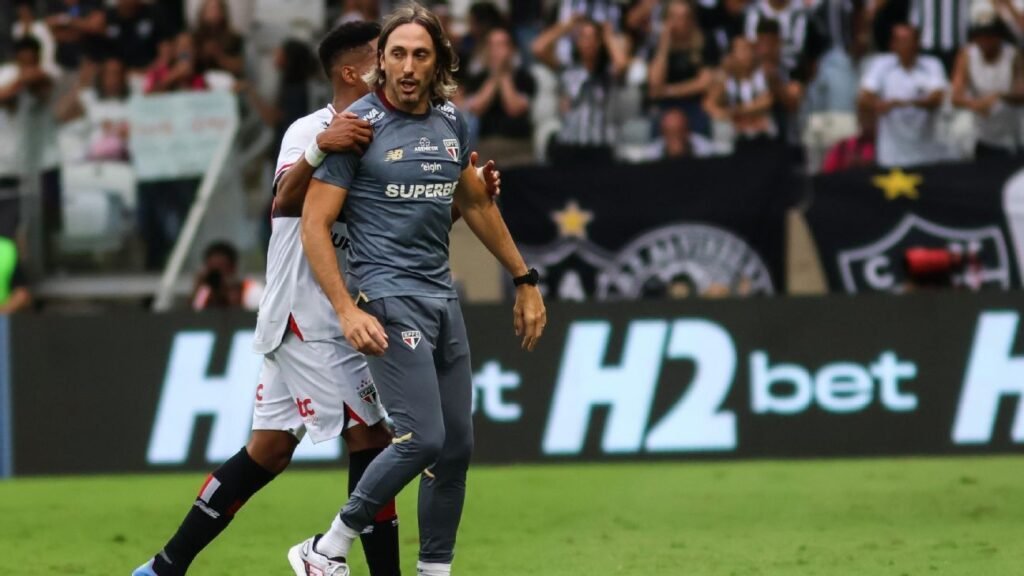 De volta, Zubeldía tem mais cartões que vitórias pelo São Paulo em 2025