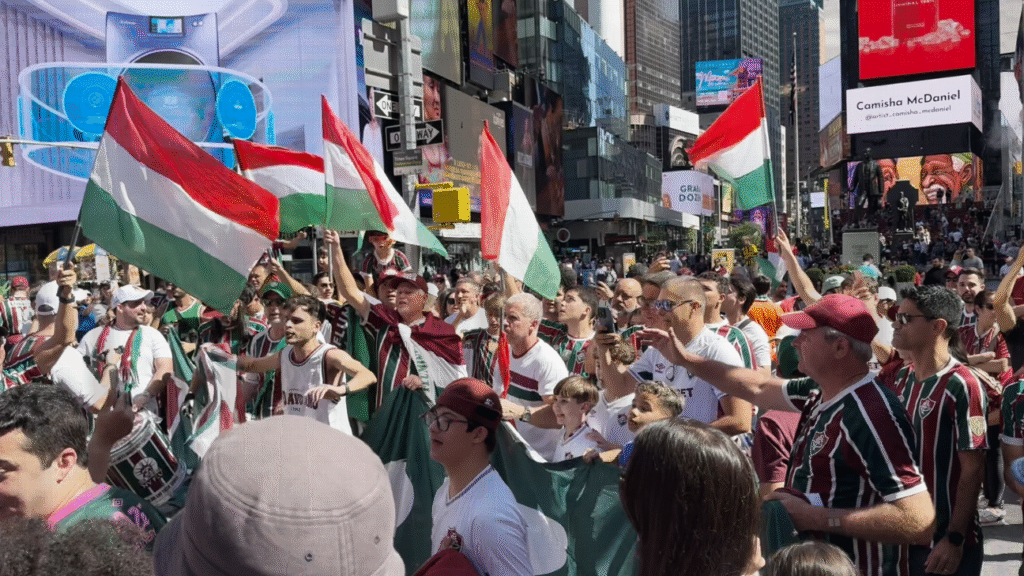 Festa da torcida do Flu em Nova York tem torcedor em estátua e bronca policial