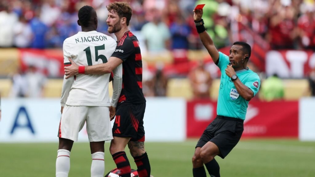 Fifa pune atacante do Chelsea por entrada em jogador do Flamengo