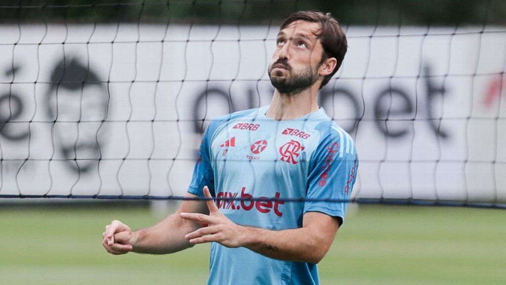 Flamengo relaciona lateral Matías Viña após 10 meses