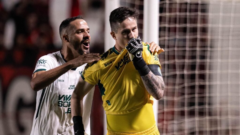 Goiás bate o Atlético-GO em clássico e segue líder da Série B