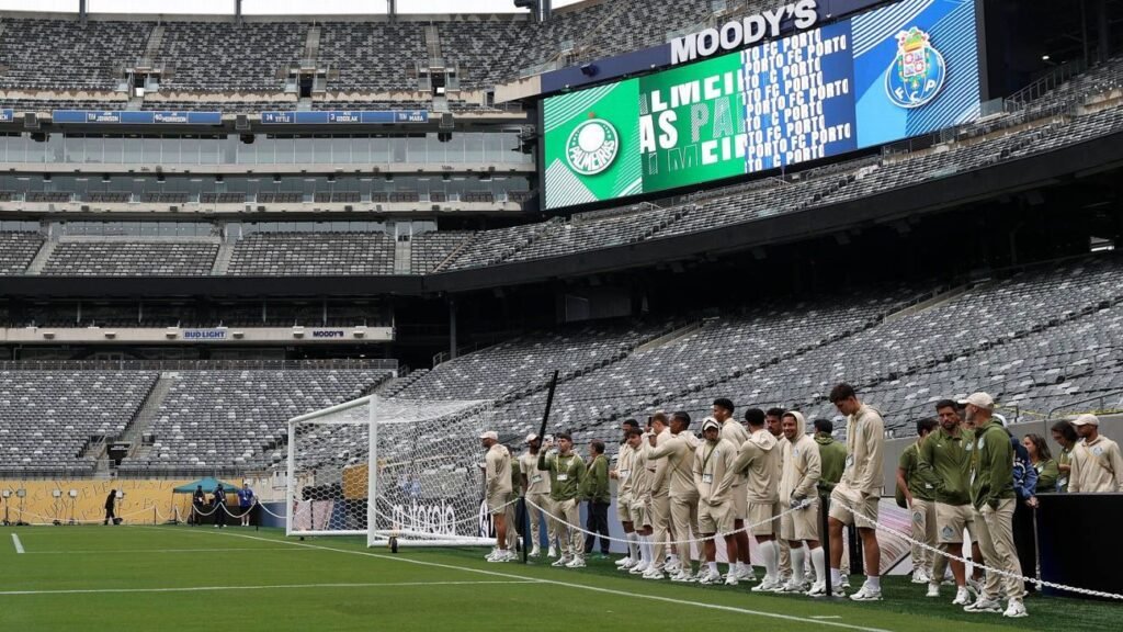 Gramado incomoda Palmeiras antes de estreia no Mundial e Abel desabafa