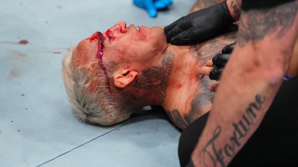 Ilia Topuria prova que é 'de verdade', nocauteia Charles do Bronx e vira duplo campeão do UFC