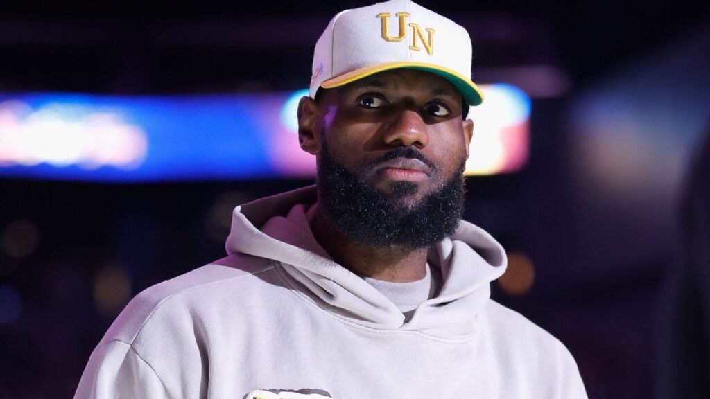 LeBron decide ficar nos Lakers em cláusula de R$ 288 milhões, mas 'faz pressão'