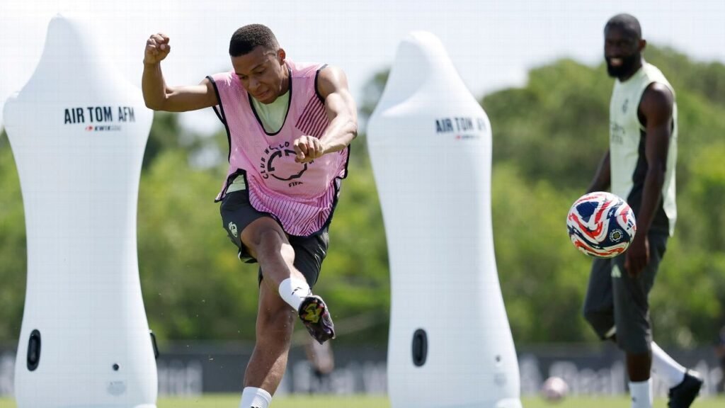 Mbappé recebe alta de hospital, e Real Madrid atualiza situação de atacante