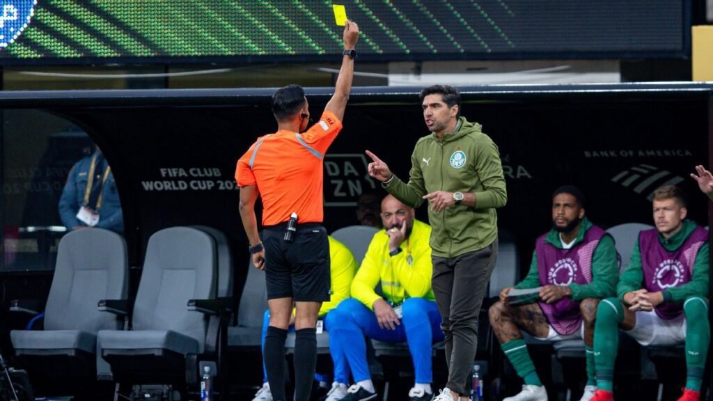 Por que Abel 'explodiu' contra arbitragem (e como isso explica 3º lugar em grupo)