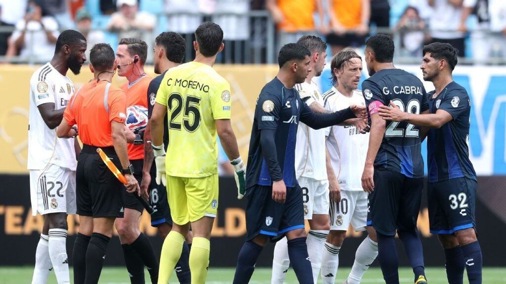 Zagueiro do Real Madrid denuncia, e árbitro aciona protocolo antirracista no Mundial