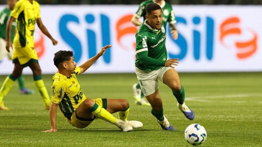 Abel Ferreira admite má fase, mas defende Vitor Roque no Palmeiras